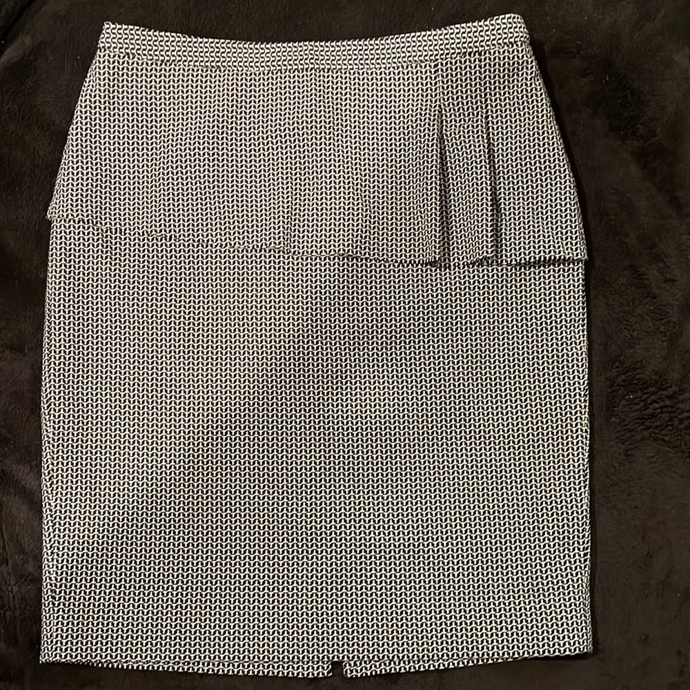 The Limited skirt, size 4, black and white, good condition